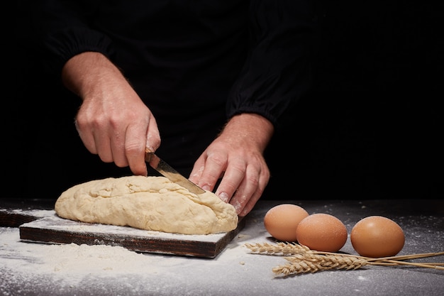 Man Baker e le sue mani sopra il pane di farina integrale