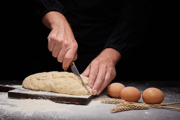 Man Baker e le sue mani sopra il pane di farina integrale