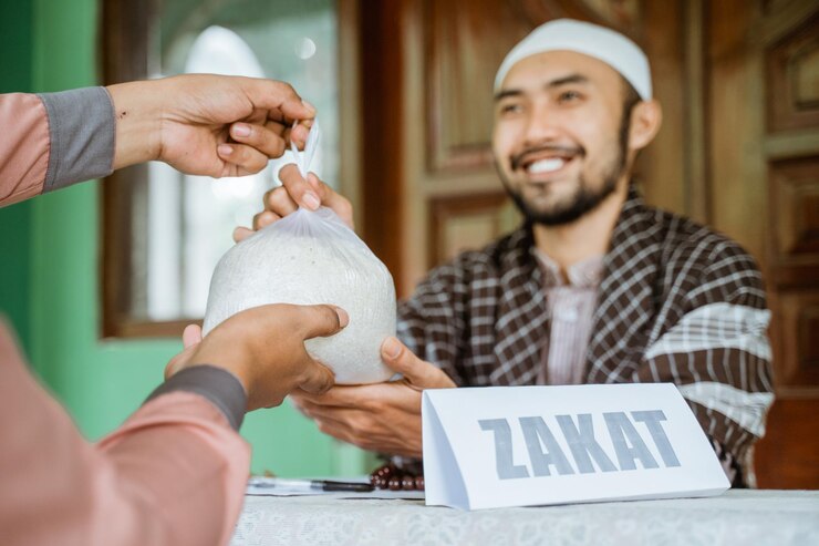 Photo man giving a rice as a food donation for zakat during eid mubarak