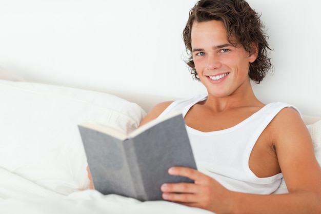 Man holding un libro