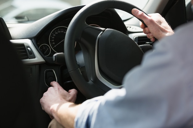 Man holding un volante