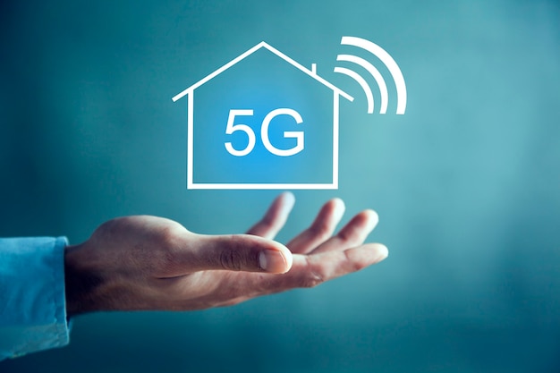 Man mano che tocca il testo 5G sullo schermo