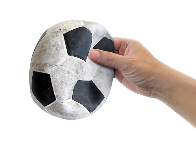 Man mano con vecchio pallone da calcio su sfondo bianco