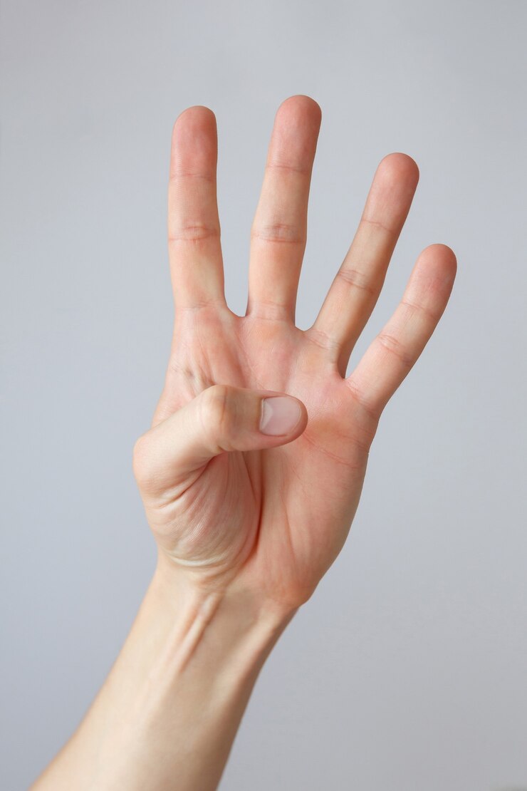 Man mano mostra il numero quattro