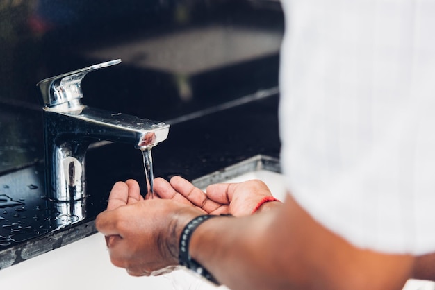 Man mano strofinando con acqua e sapone nei lavandini