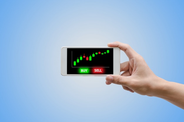 man mano utilizzando smartphone trading con schermo virtuale.