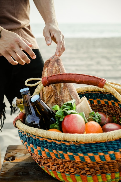 Man ottenere cibo da un cestino da picnic