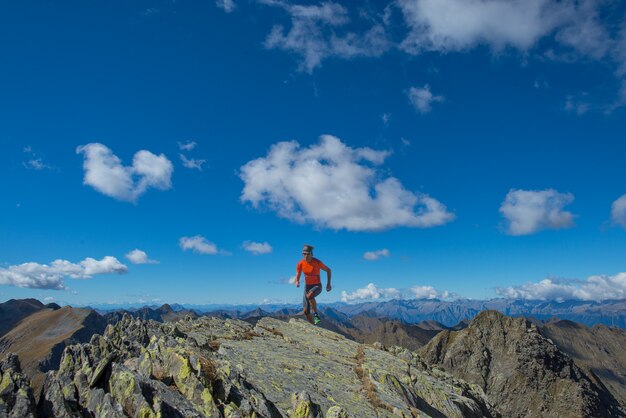 Man pratica di skyrunning in alta montagna