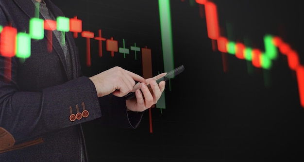 Manager che analizza le statistiche e gli indicatori di investimento sul dashboard per i prodotti di trading. Strategia aziendale e finanziaria. Analisi dei dati per le azioni