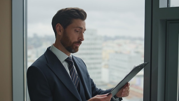 Manager che controlla il documento di lavoro in ufficio da vicino uomo d'affari che si sente stressato