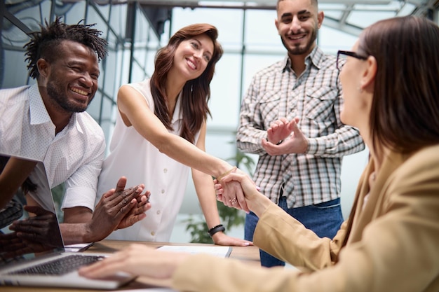 Manager che intervista il cercatore di lavoro in un ufficio moderno