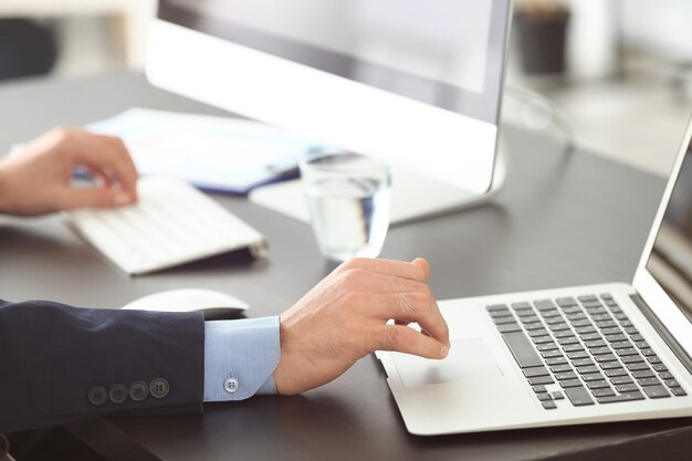 Manager che lavora con il computer portatile in ufficio