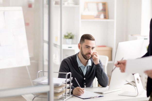 Manager che parla al telefono