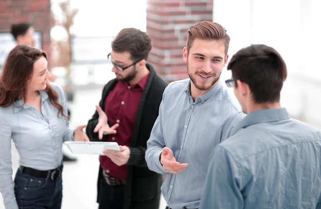 Manager che si consulta con i suoi colleghi in ufficio