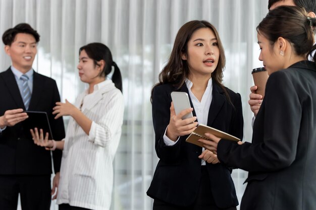 Manager con colleghi di consigli sul caffè come concetto di armonia in ufficio