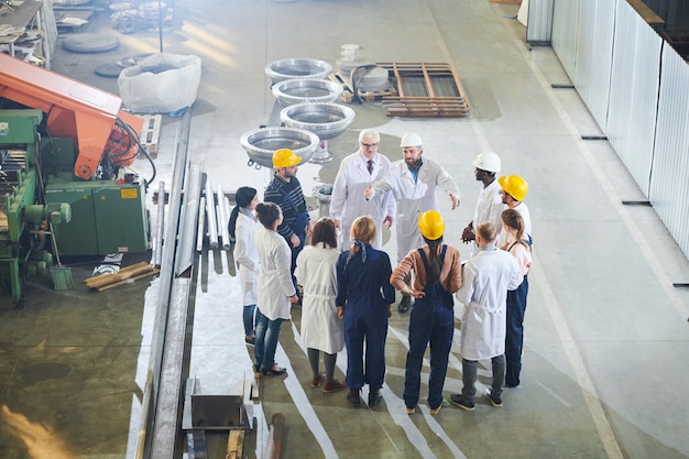 Manager di fabbrica che incontrano i lavoratori