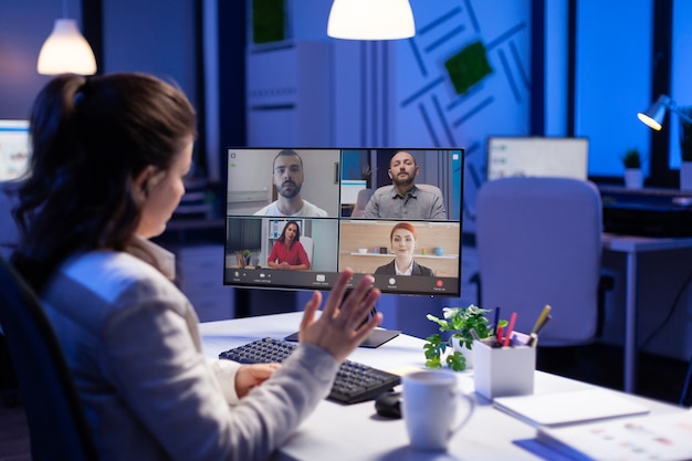 Manager durante la videoconferenza online con il team aziendale dopo la mezzanotte