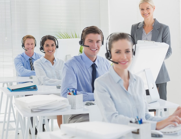 Manager e business team sorridendo alla telecamera