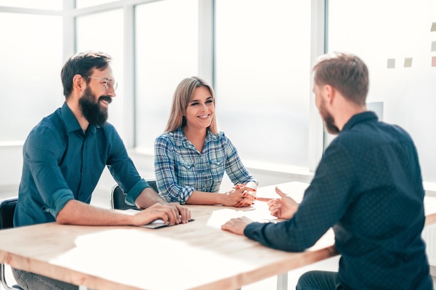 Manager e cercatore di lavoro seduti al tavolo durante il colloquio. il concetto di occupazione