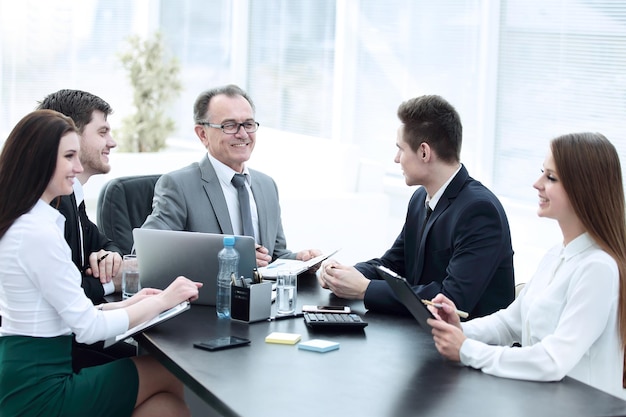 Manager e gruppo aziendale che discutono di documenti finanziari