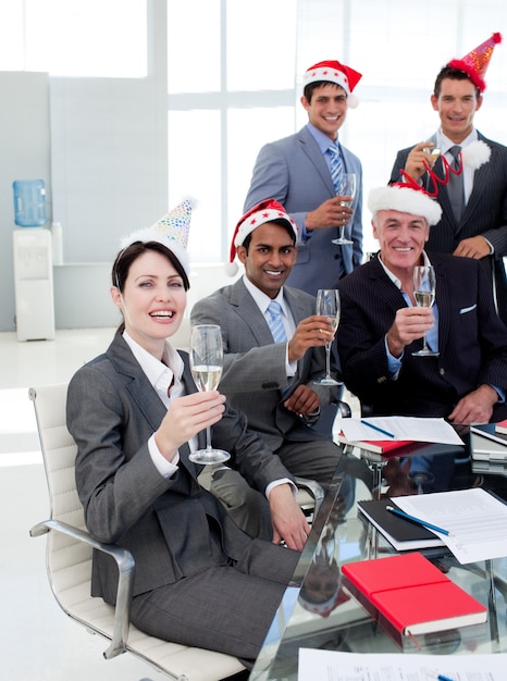 Manager e la sua squadra con cappello di Natale di Natale brindando a una festa