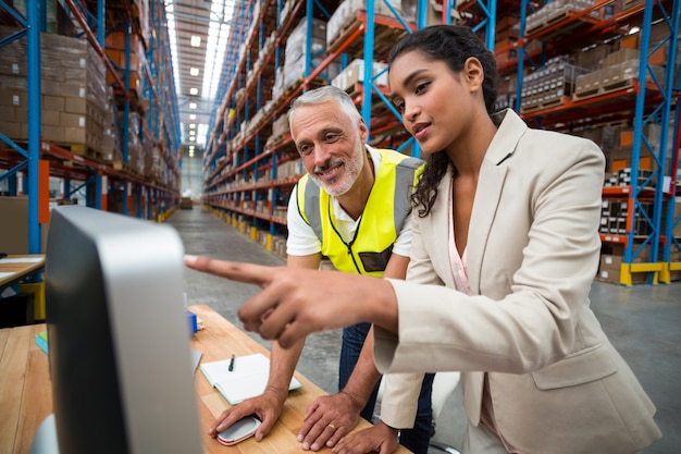 Manager e lavoratore stanno cercando un computer