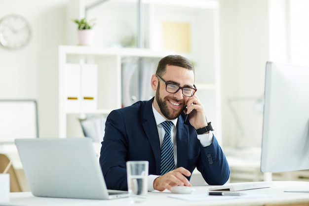 Manager eccitato parlando al telefono