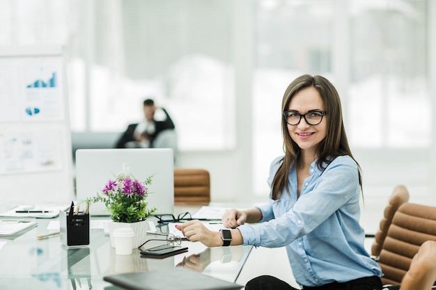 Manager Finance sul posto di lavoro in un ufficio moderno.