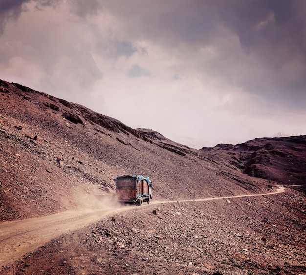 Manali Leh Road nell'Himalaya indiano con camion Himachal Pradesh India