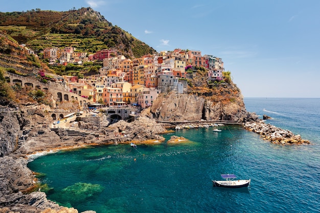 Manarola, bellissima cittadina al tramonto, il Parco Nazionale delle Cinque Terre, Liguria, La Spezia, Italia. Pittoresco villaggio delle cinque terre.