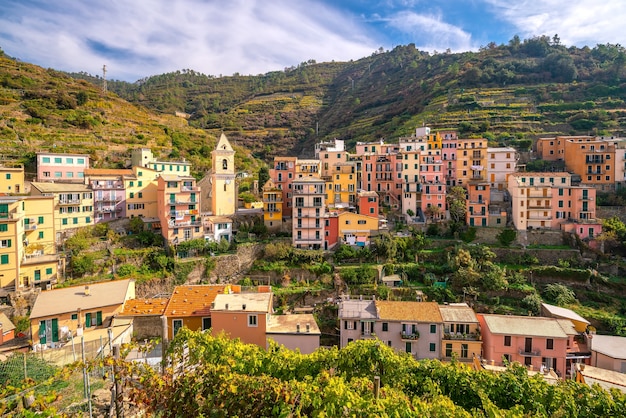 Manarola, paesaggio urbano colorato sulle montagne sul Mar Mediterraneo nelle Cinque Terre Italia Europa