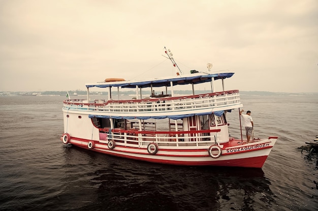 Manaus Brasile 04 dicembre 2015 nave da crociera per le vacanze sul mare Barca da diporto galleggiante lungo la costa del mare Vacanze estive e viaggi Wanderlust scoperta e avventura Concetto di trasporto dell'acqua