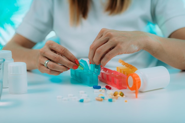 Mancata aderenza alla medicina Donna che tiene in mano le pillole non è sicura di aver preso o meno la medicina