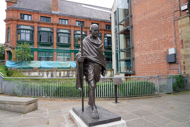 MANCHESTER REGNO UNITO 13 LUGLIO 2022 Statua del Mahatma Gandhi a Manchester REGNO UNITO