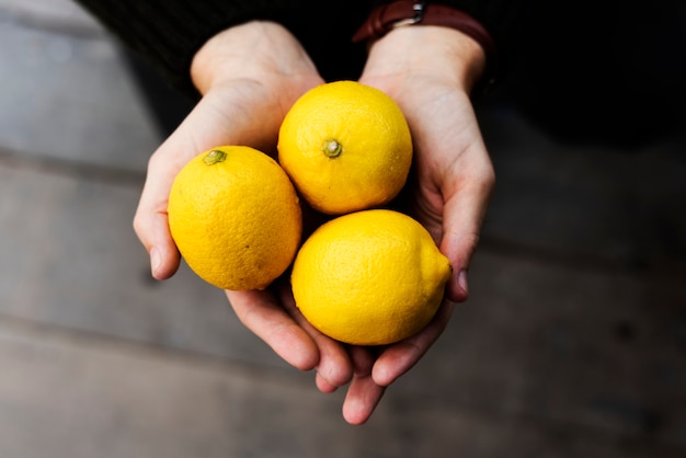 Manciata di limone biologico fresco agricolo