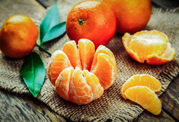 Mandarini dolci succosi mandarini sul tovagliolo della tela da imballaggio
