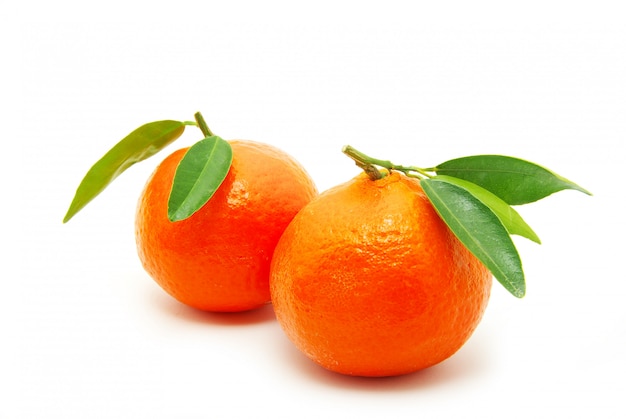 Mandarini freschi con foglie