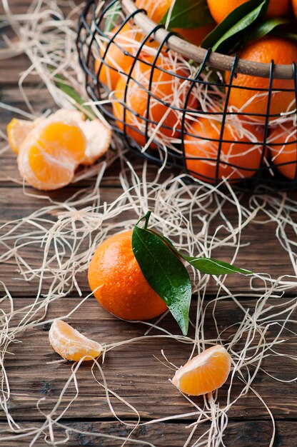 Mandarini freschi dolci sulla tavola d'annata