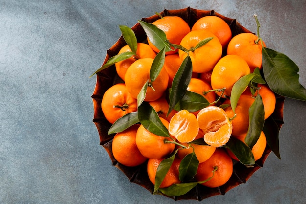 Mandarini freschi frutta o mandarini con foglie in scatola di legno, vista dall'alto