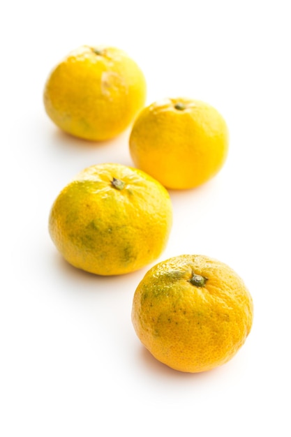 Mandarini gialli freschi isolati su fondo bianco