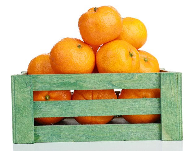 Mandarini in scatola di legno isolata su white