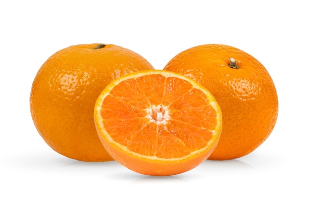 Mandarini isolati su superficie bianca