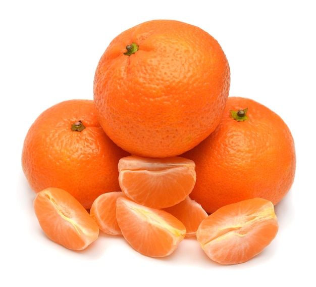 Mandarini mandarino clementina frutta intera e senza buccia isolata su sfondo bianco Concetto di cibo creativo