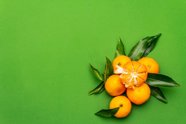 Mandarini maturi con foglie. Frutta fresca