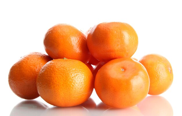 Mandarini maturi isolati su bianco