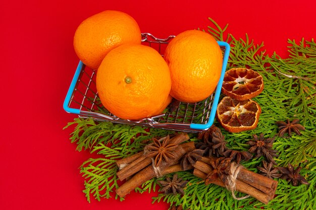 Mandarini nella composizione di un nuovo anno. Natura morta di Capodanno