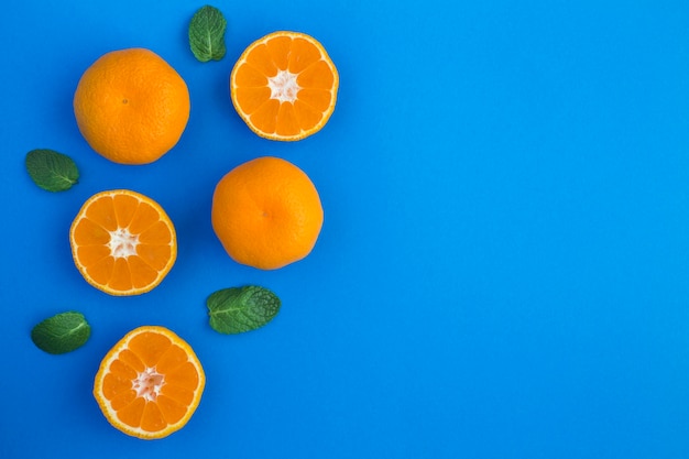 Mandarini o arance tritate e menta sul blu