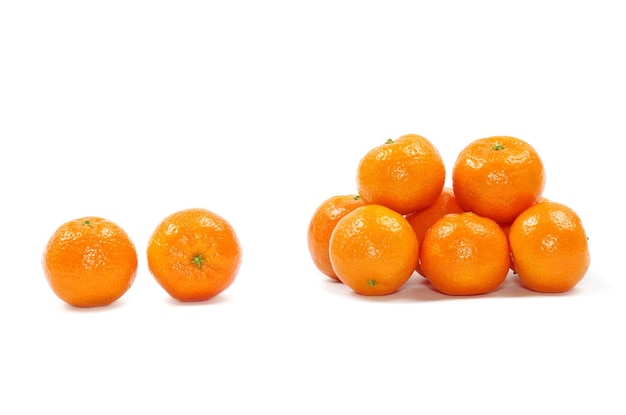 Mandarini o mandarini isolati su sfondo bianco