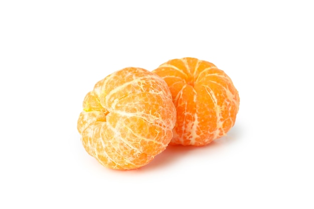 Mandarini saporiti freschi isolati su fondo bianco