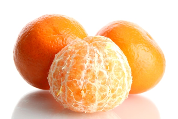 Mandarini saporiti maturi isolati su bianco